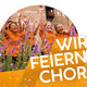 Foto mit fröhlichen Kindern in orangenen T-Shirts, lila Blumen im Vordergrund, Bildaufschrift "Wir feiern Chor"